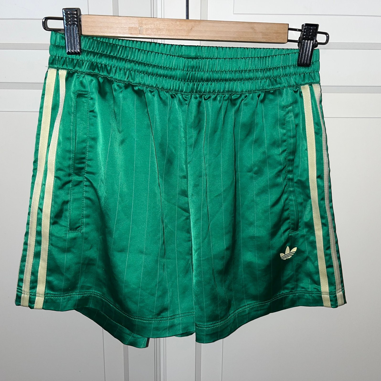 Adidas pinstripe classic short satijn, Kleding | Dames, Sportkleding, Ophalen, Overige typen, Maat 34 (XS) of kleiner, Gedragen