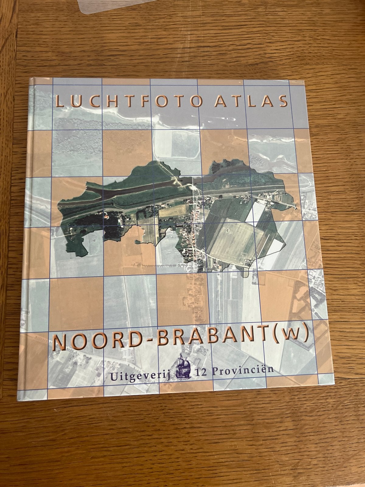 Luchtfoto Atlas Noord-Brabant (West) - Uitgeverij 12 Provinc, Boeken, Atlassen en Landkaarten, Overige atlassen, 2000 tot heden