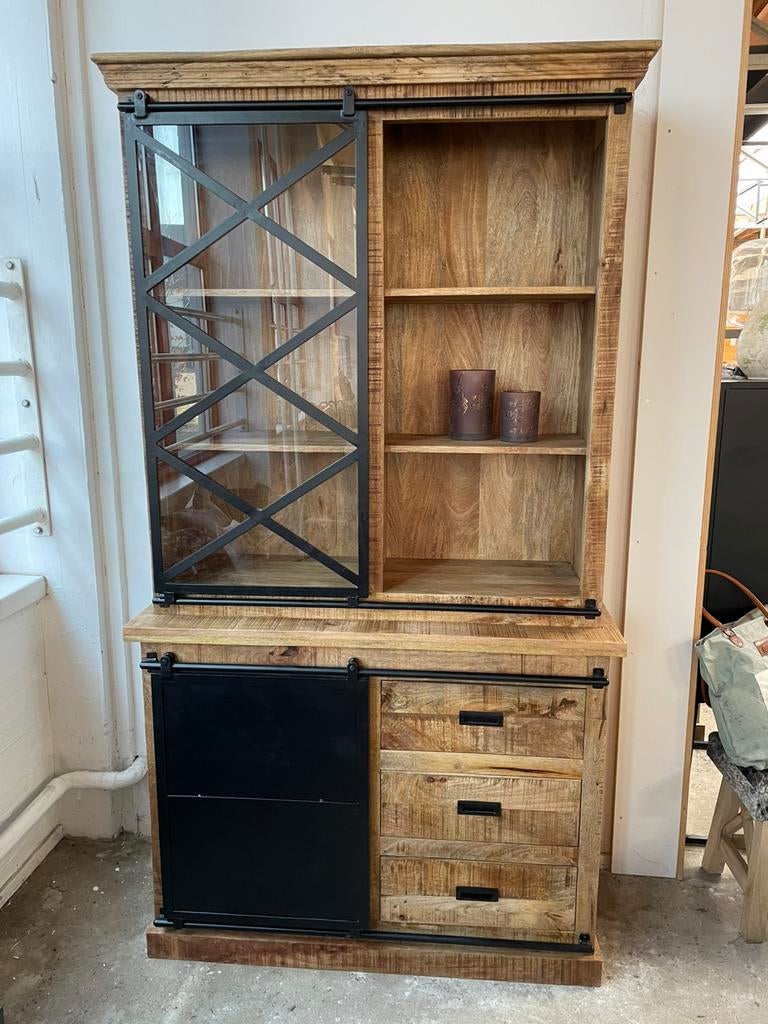 Magazijn leegverkoop nieuwe vitrinekast Lotte mangohout 499, Huis en Inrichting, Woonaccessoires | Overige, Hout, Nieuw, Ophalen of Verzenden