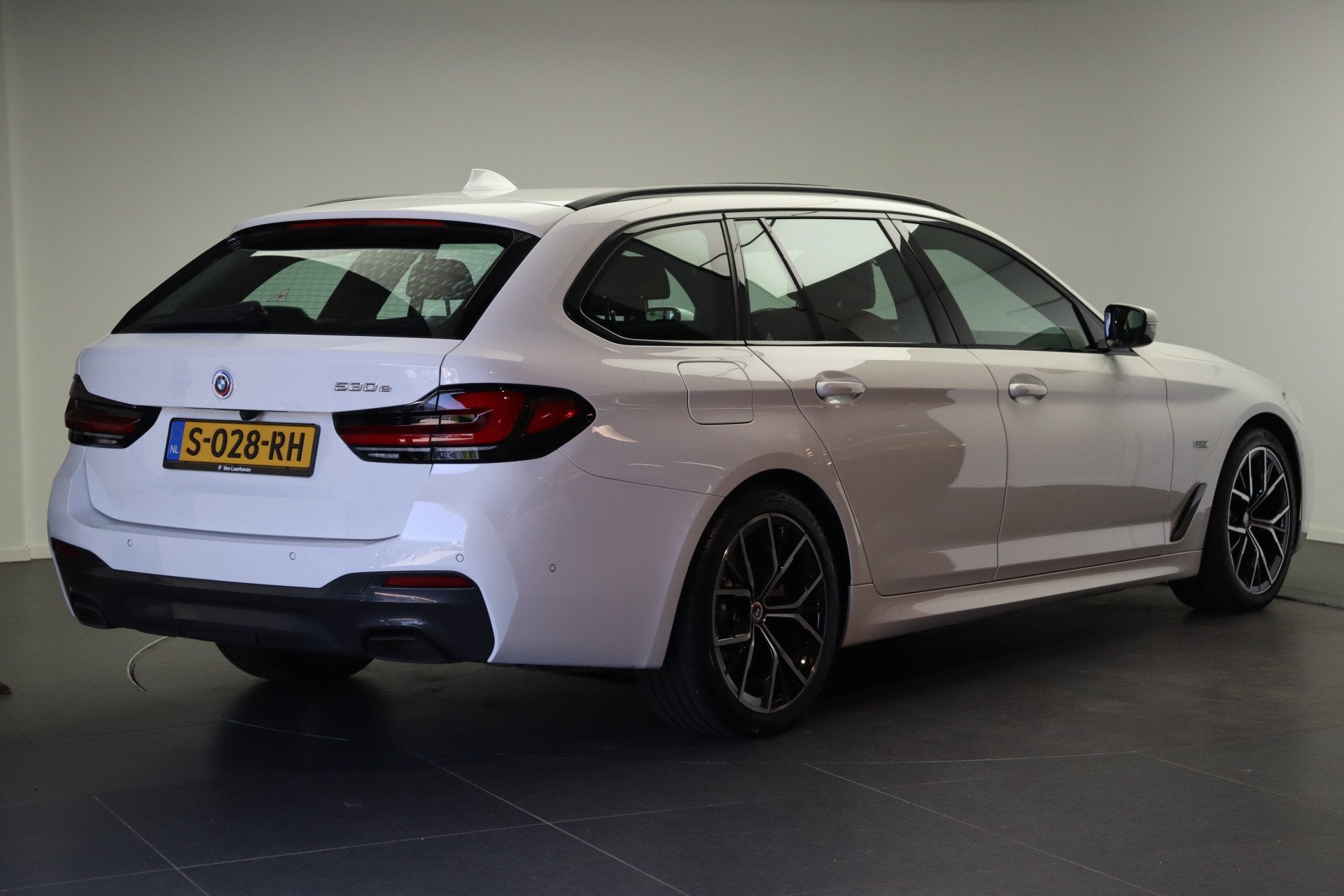 BMW 5 Serie Touring 530e High Executive M Sport Automaat / P, Achterwielaandrijving, Gebruikt, 4 cilinders, Met garantie (alle)