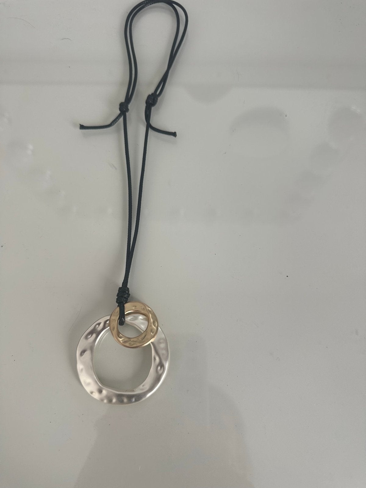 Dames koord ketting met hanger cirkel goud en zilver, Nieuw, Ophalen of Verzenden, Goud, Overige materialen