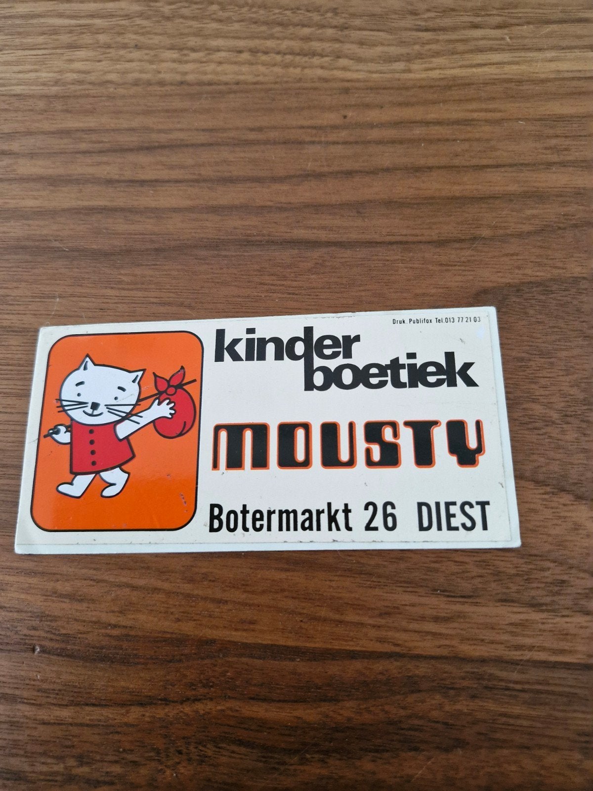 8784 Vintage sticker Kinderboetiek Mousty Diest, Ophalen of Verzenden, Gebruikt, Overige typen