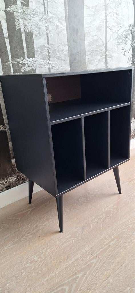 WOOOD James kastje
Grenen-zwart-noten, Ophalen, Modern, Retro, 100 tot 150 cm, Zo goed als nieuw