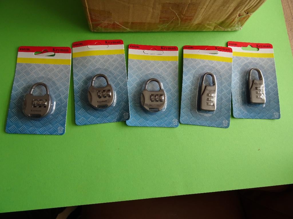 NIEUW IN VERPAKKING 54 X CODE CIJFER HANGSLOTJES HANGSLOT, Ophalen of Verzenden, Nieuw, Overige materialen, Slot