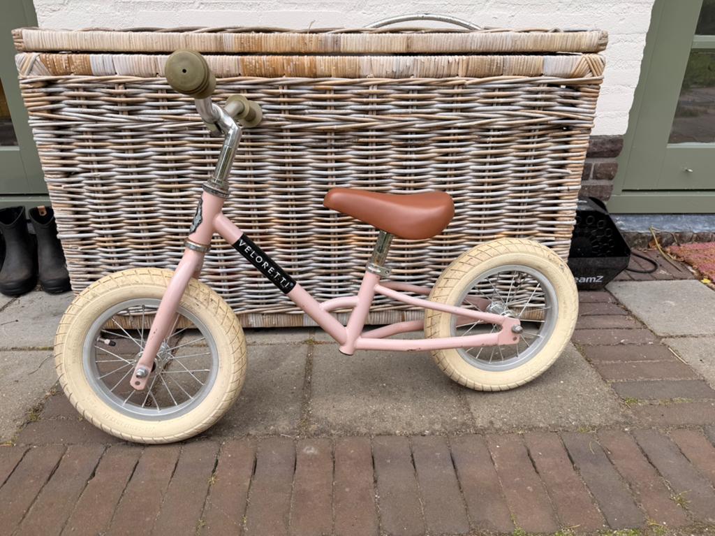 Veloretti loopfiets 12 inch driewieler zalm roze, Fietsen en Brommers, Fietsen | Kinderfietsjes, Ophalen, Gebruikt, Minder dan 16 inch