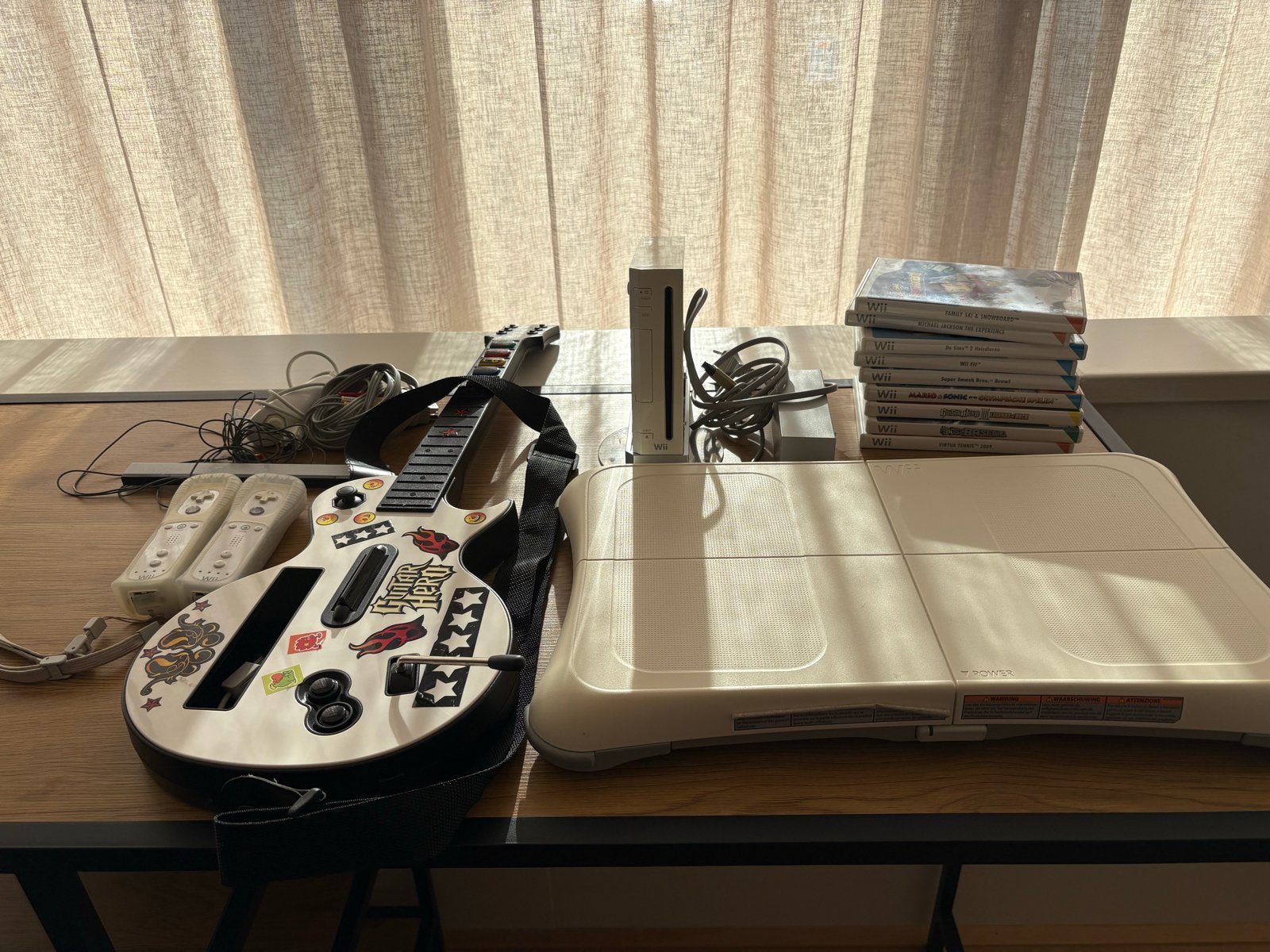 Wii console met Guitar Hero gitaar, Balance Board en games, Ophalen, Gebruikt, Met 2 controllers, Met games