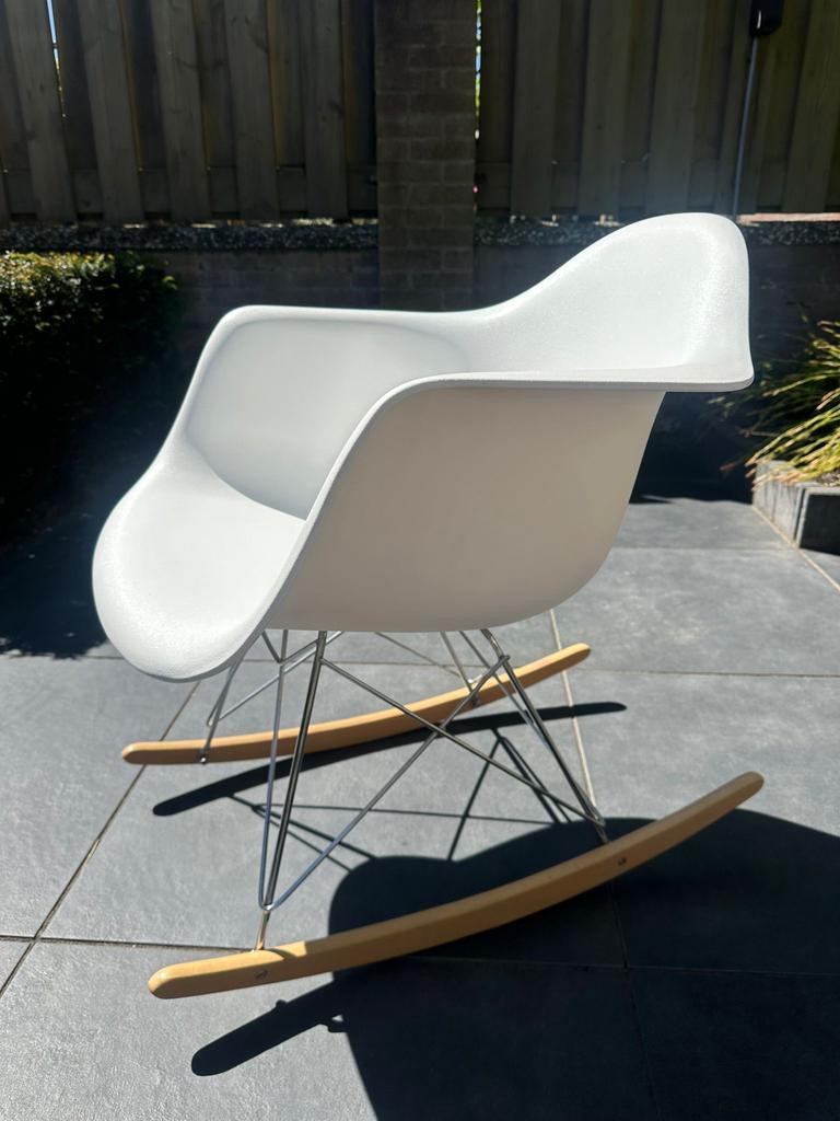 Witte schommelstoel in Eames-stijl, Huis en Inrichting, Stoelen, Ophalen, Wit, Zo goed als nieuw, Eén