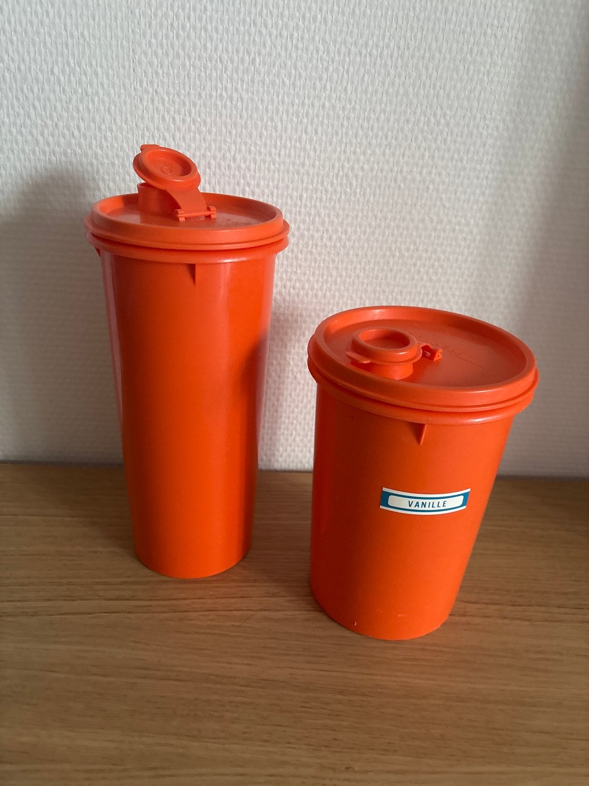 Tupperware Shakers Oranje - Set van 2, Gebruikt, Oranje, Ophalen of Verzenden, Met deksel