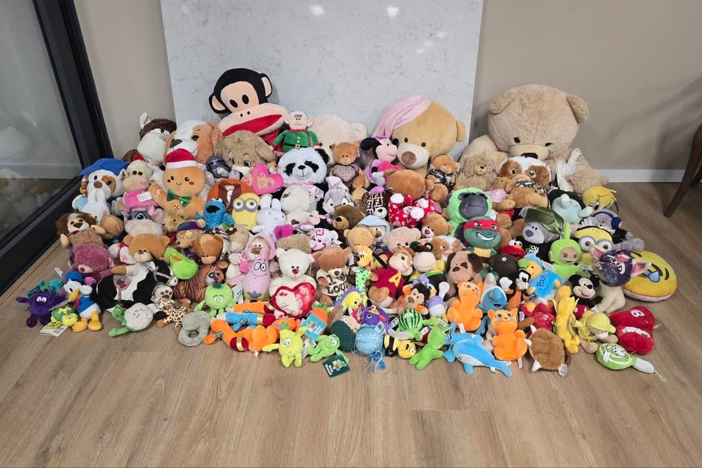 Knuffels 120 stuks ongebruikt (minions, donald duck etc.), Kinderen en Baby's, Speelgoed | Knuffels en Pluche, Ophalen, Zo goed als nieuw