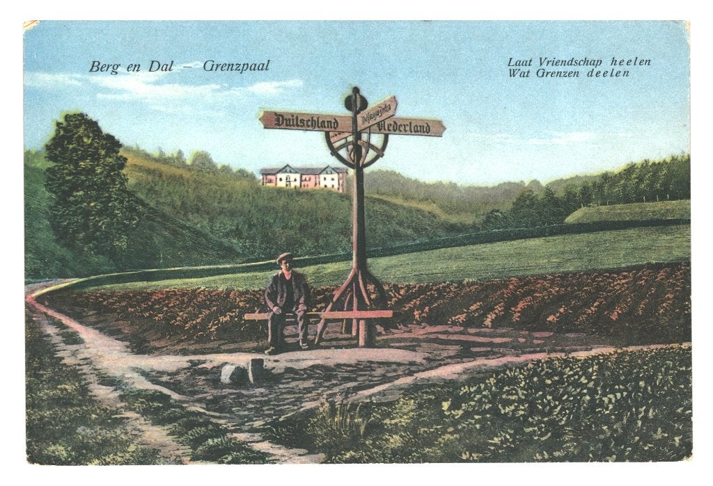940315	Berg en Dal	Grenspaal Grens	kleur	Leuke oude kaart, Ophalen of Verzenden, 1920 tot 1940, Ongelopen, Gelderland