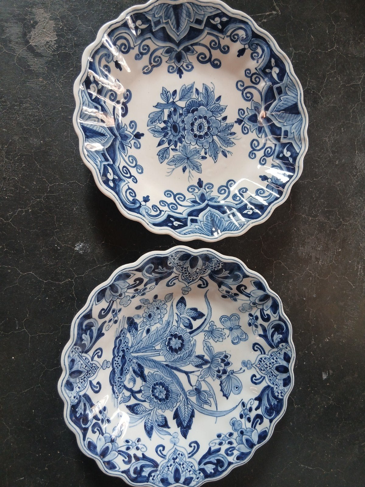 Twee Makkum aardewerk borden, handgeschilderd, Ophalen of Verzenden