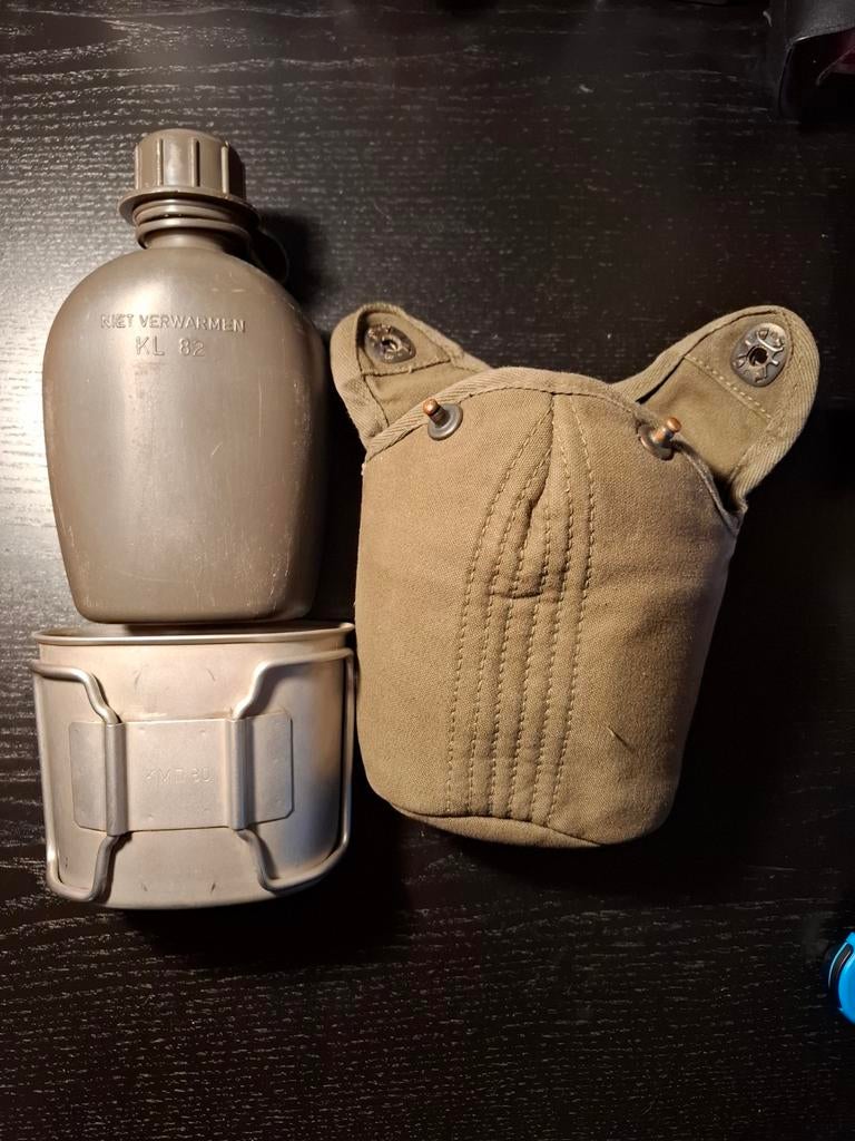Veldles KL 82 met hoes en beker, Ophalen of Verzenden, Landmacht, Nederland, Overige typen