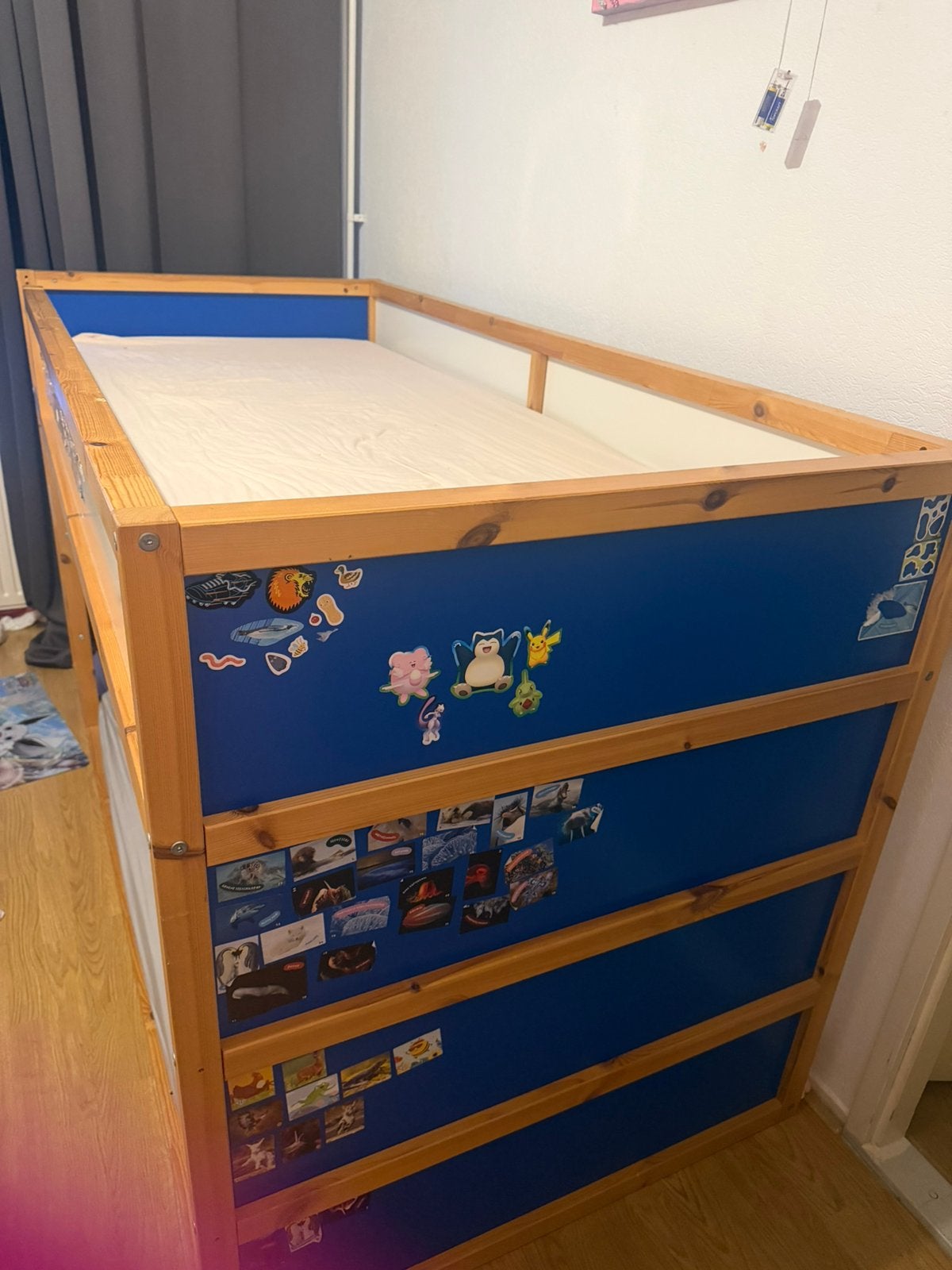 ZSM WEG: IKEA KURA Omkeerbaar Bed (Blauw / Hout), Ophalen, 85 tot 100 cm, Zo goed als nieuw, Matras