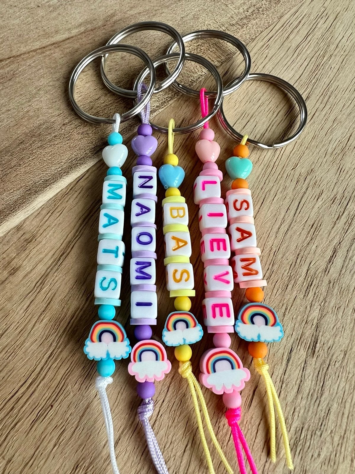 Regenboog sleutelhangers met naam * uitdeelkado traktatie*, Ophalen of Verzenden, Nieuw