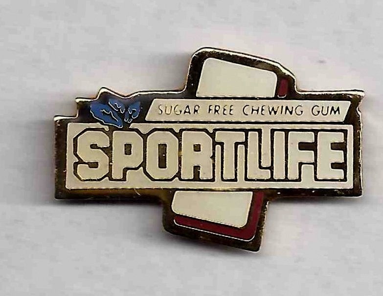 K5 pin chewing gum sportlife, Ophalen of Verzenden, Zo goed als nieuw, Speldje of Pin