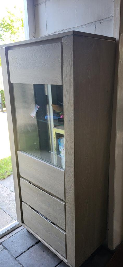 Henders & Hazel vitrinekast met lades en glazen deur, Huis en Inrichting, Kasten | Vitrinekasten, Gebruikt, Glas, 150 tot 200 cm