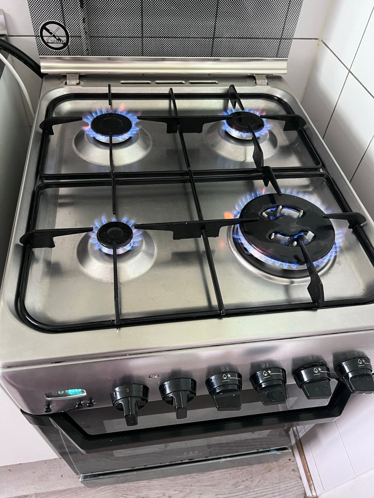 Indesit Vrijstaand Gasfornuis met Oven - Zo goed als nieuw, Witgoed en Apparatuur, Grill, Zo goed als nieuw, Gas, 85 tot 90 cm