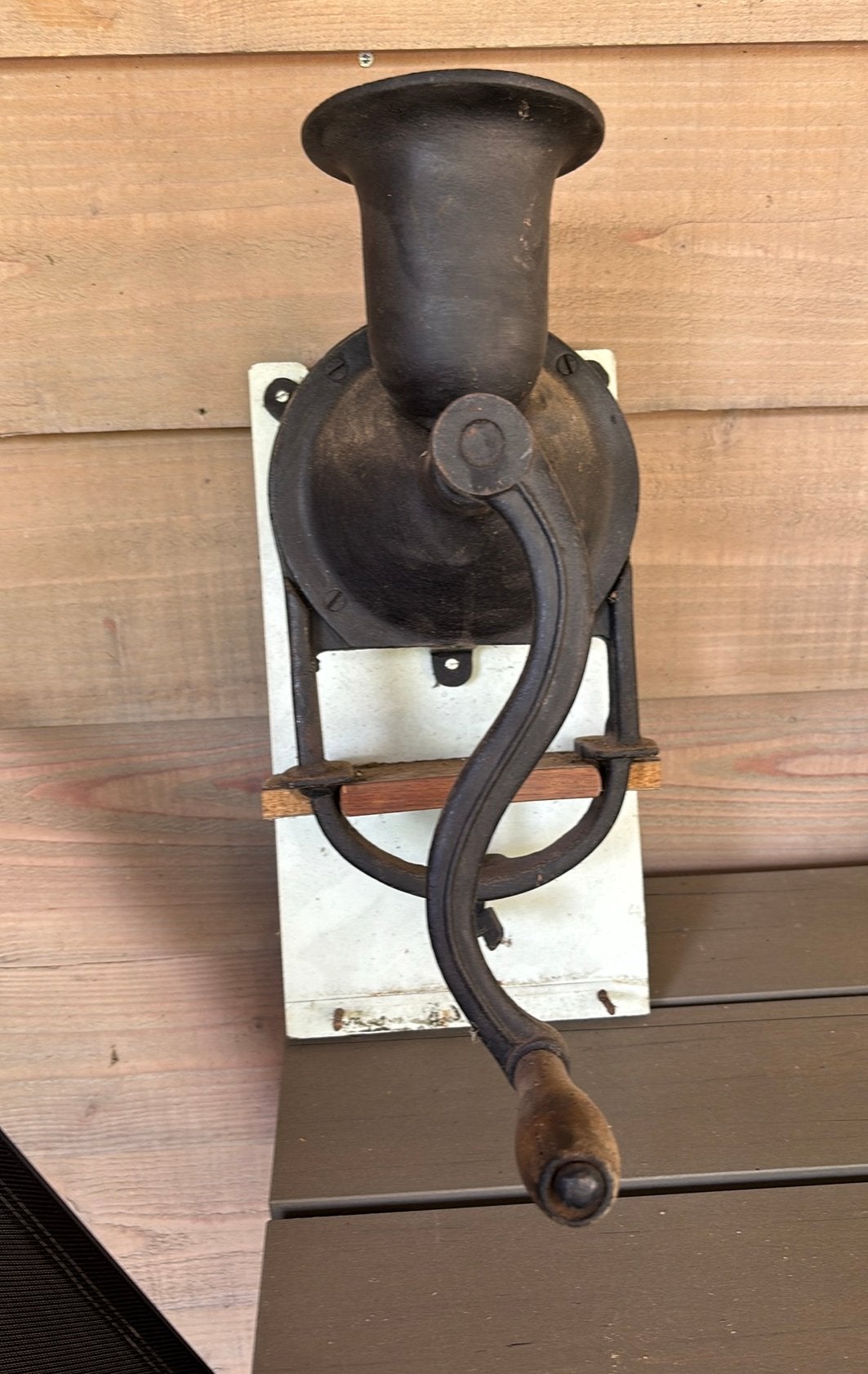 Antieke brocante gietijzeren koffiemolen, Ophalen