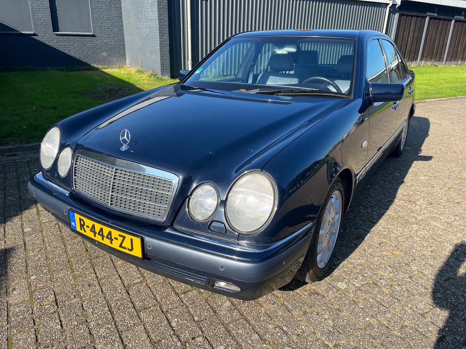 Mercedes E-280 bj. 1996 zeer goed onderhouden, 112.000 km., Auto's, Dealer onderhouden, Blauw, Handgeschakeld, Grijs