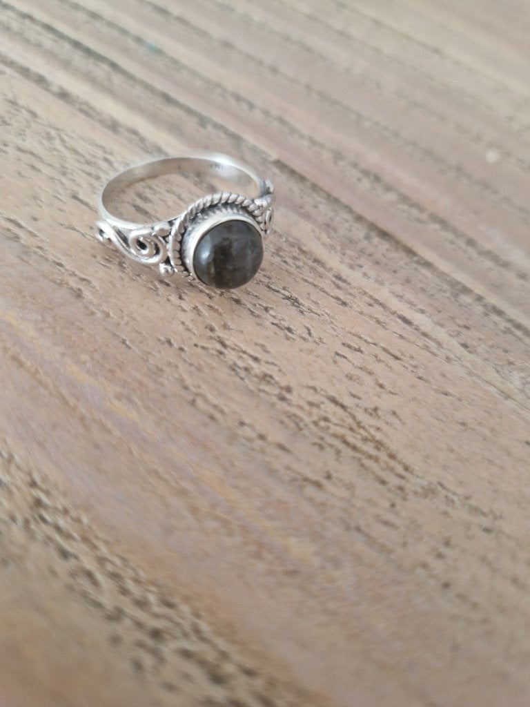 Antieke, zilveren ring met labradoriet. Maat 18,5.