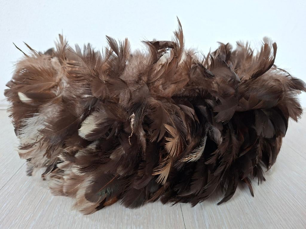 Leuke, bruine, ovale rieten mand met veren, Huis en Inrichting, Woonaccessoires | Schalen en Manden, Zo goed als nieuw, Mand, Ovaal