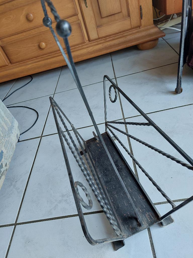 metalen krantenbak, gebruikt, Huis en Inrichting, Woonaccessoires | Krantenbakken en Lectuurbakken, Ophalen, Gebruikt