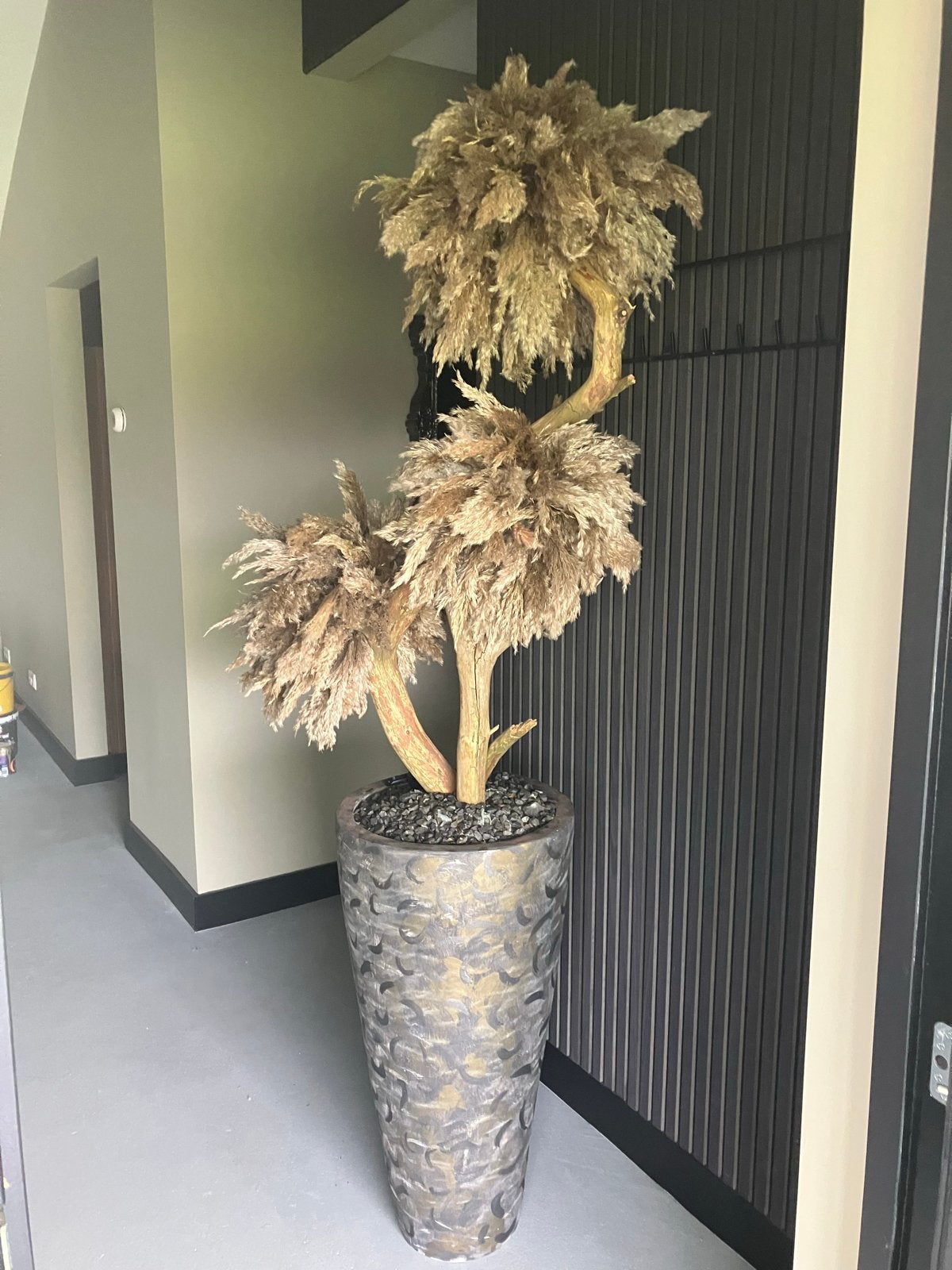 Grote kunstplant met pluimen in hoge pot, Ophalen, Binnen, Bruin, Kunstplant
