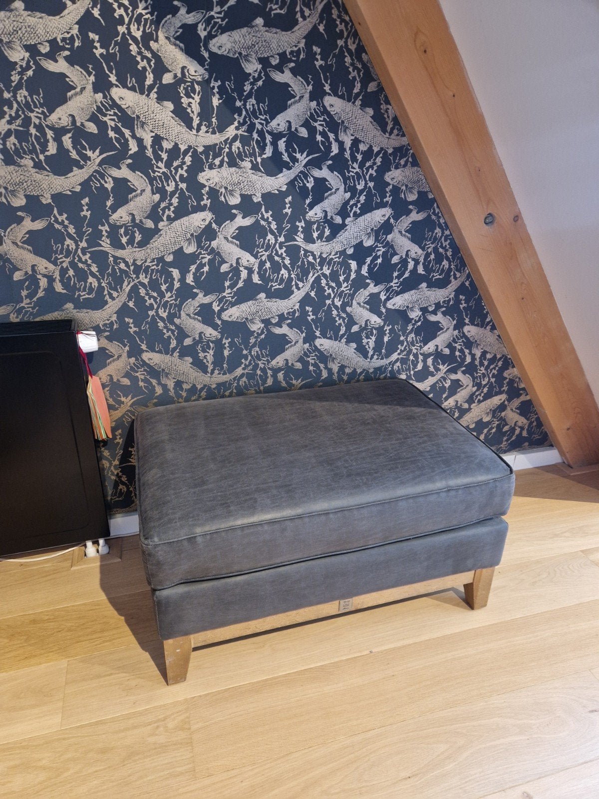 Riviera Maison grijze leren poef op houten onderstel, Gebruikt, Landelijke, Modern, 50 tot 75 cm, Hout