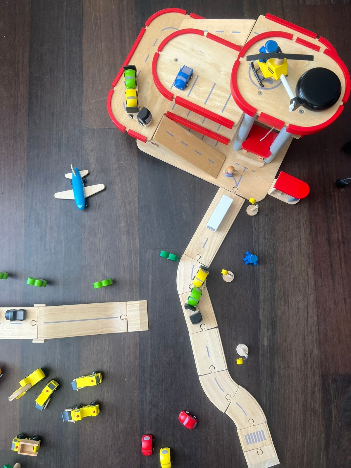 Plan Toys houten parkeergarage met auto’s, Ophalen of Verzenden, Gebruikt