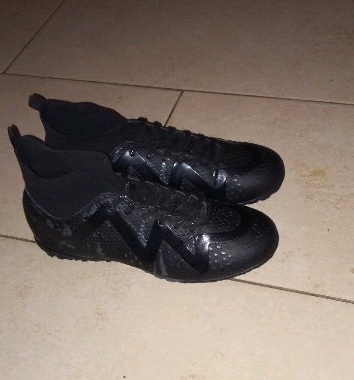 Voetbalschoenen,Zwart, Ophalen, Bal, Maat M, Zo goed als nieuw