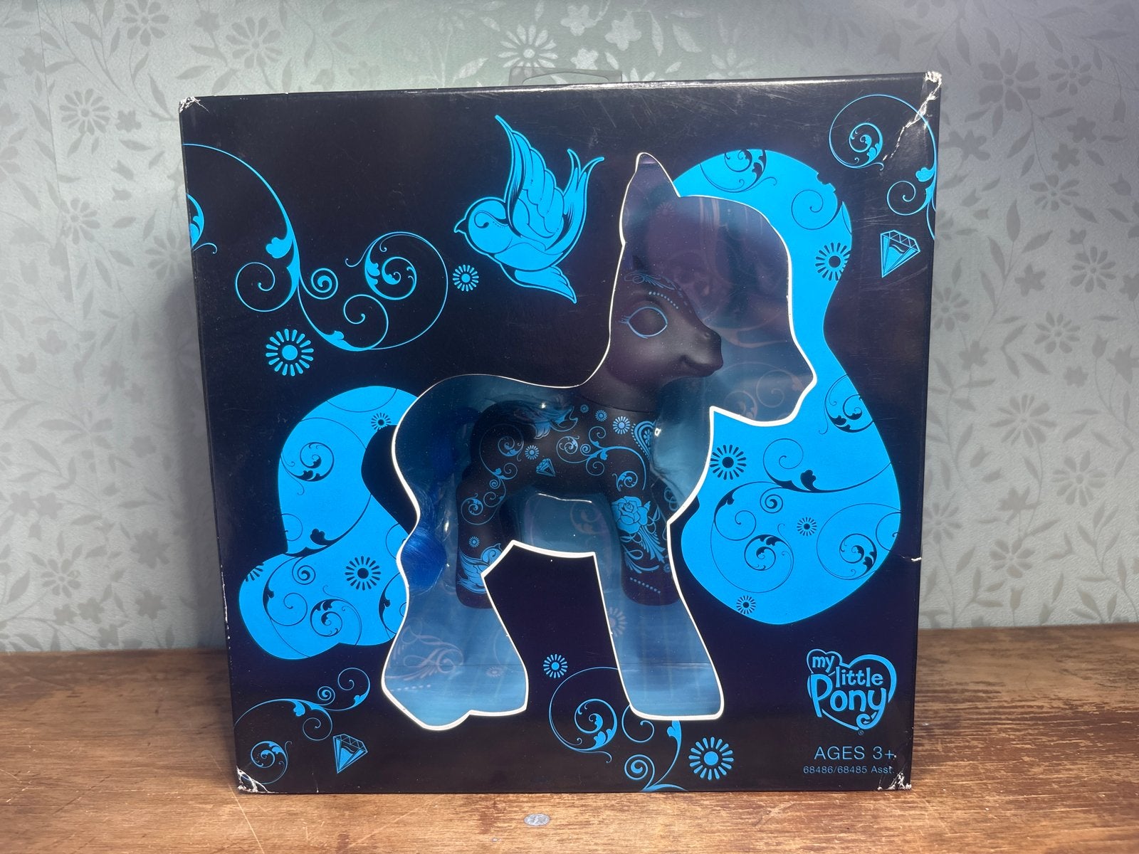 My Little Pony G3 Collector Exclusive Art Pony Zwart/Blauw M, Verzamelen, Poppetjes en Figuurtjes, Nieuw, Ophalen of Verzenden