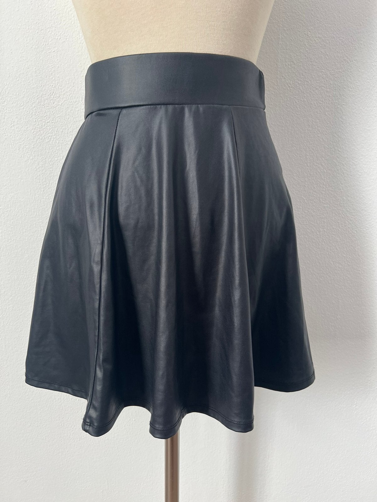 Zwart wetlook cirkelrokje, Maat 38/40 (M), Zwart, Ophalen of Verzenden, Gedragen