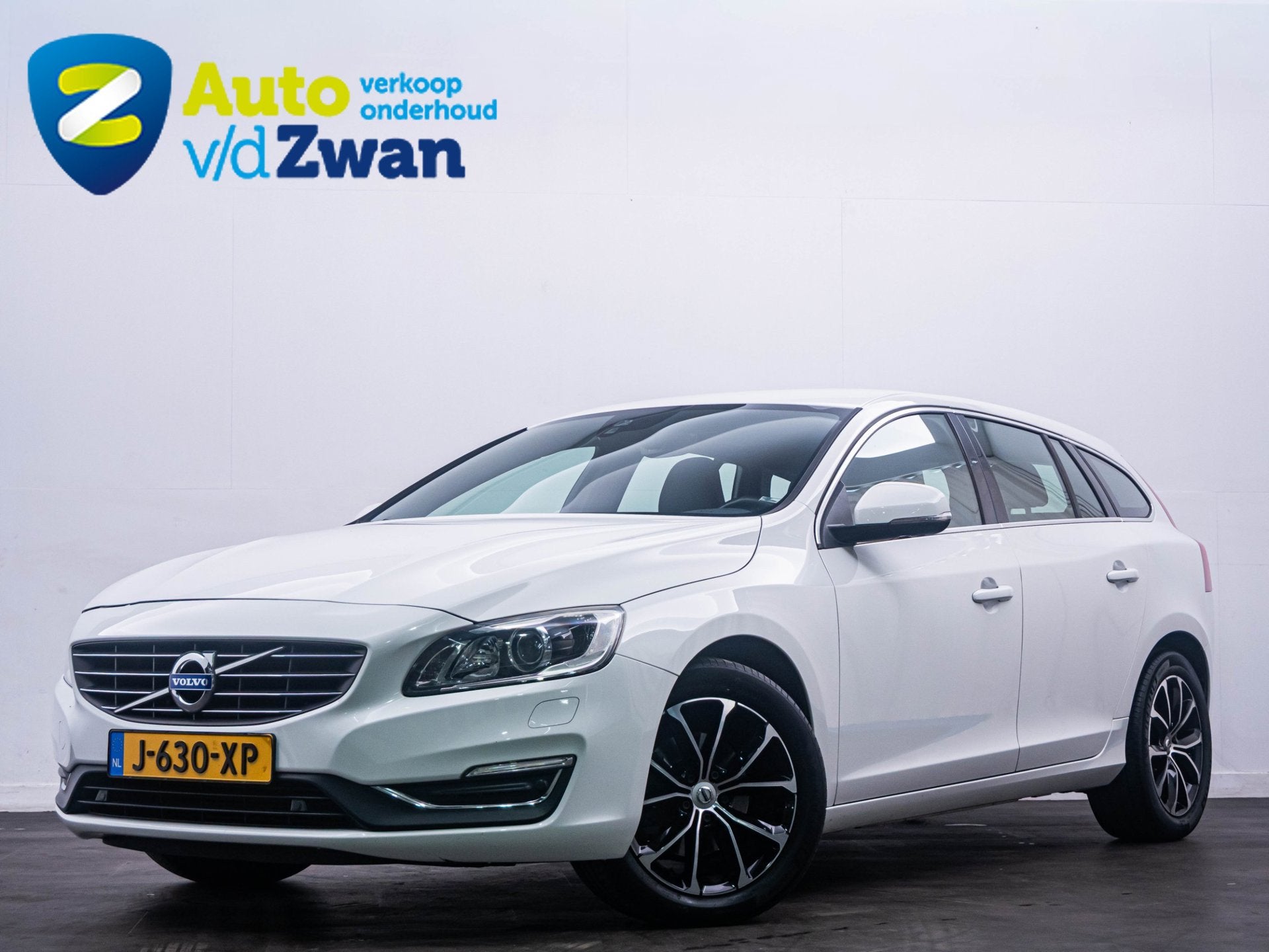 Volvo V60 1.5 T3 Ocean Race 'Automaat' Clima|Cruise|Navi|PDC, Auto's, 4 cilinders, Wit, Leder, 152 pk