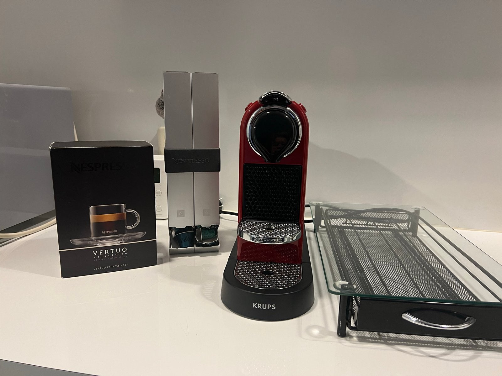 Nespresso koffieapparaat met toebehoren - Zo goed als nieuw, Ophalen, Espresso apparaat, Zo goed als nieuw, Koffiepads en cups