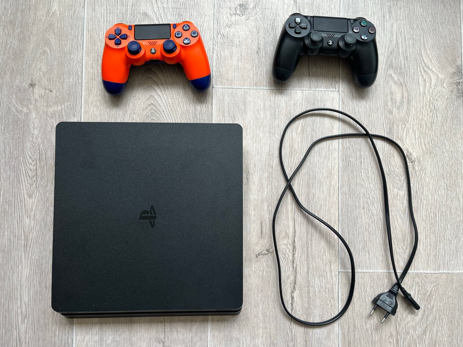 PS4 Slim 500GB met 2 controllers. Excl 3 games voor €10, Spelcomputers en Games, Spelcomputers | Sony PlayStation 4, Met 2 controllers