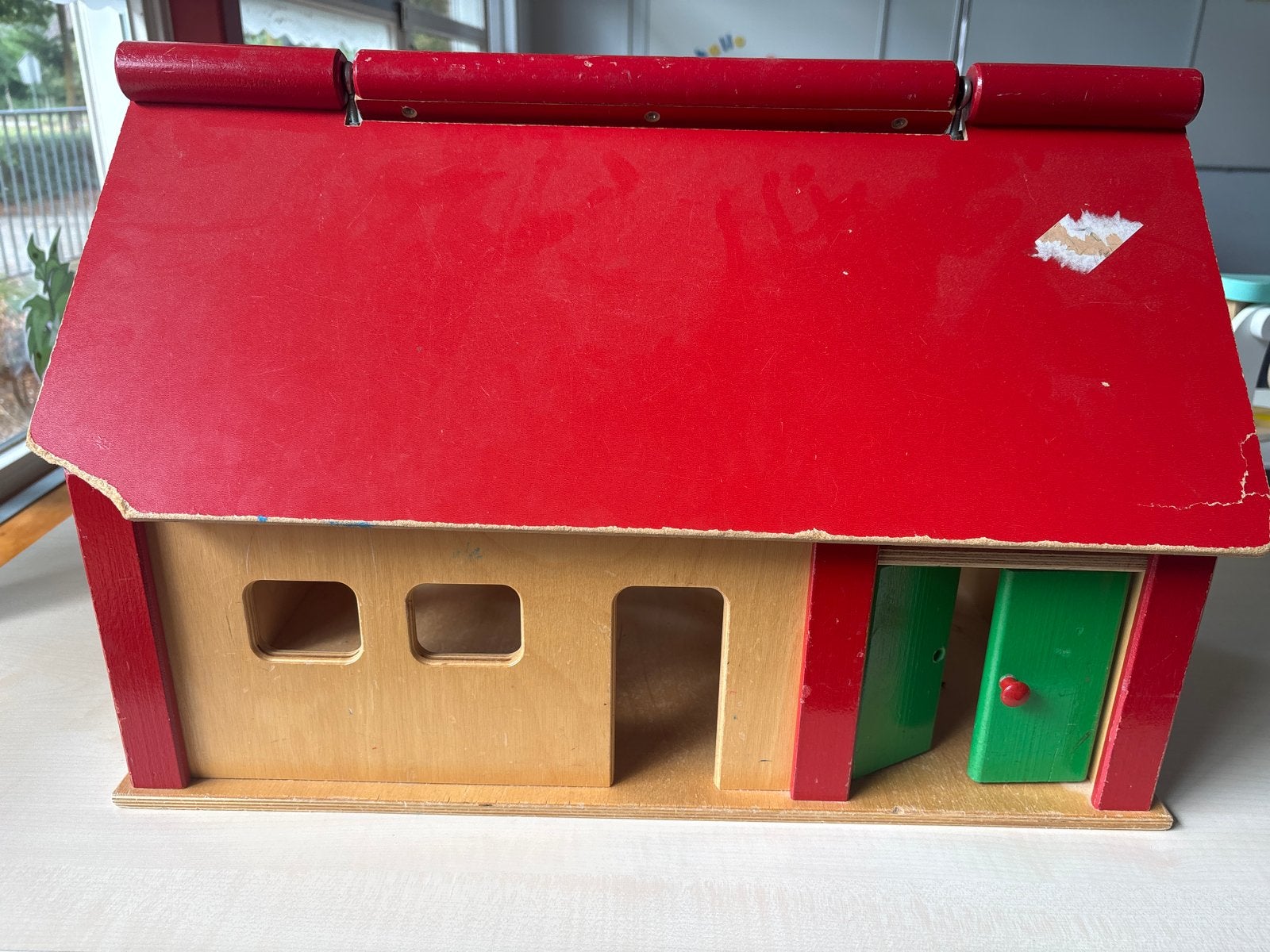 Gratis! Houten poppenhuis met rood dak, Kinderen en Baby's, Speelgoed | Poppenhuizen, Ophalen, Gebruikt, Poppenhuis
