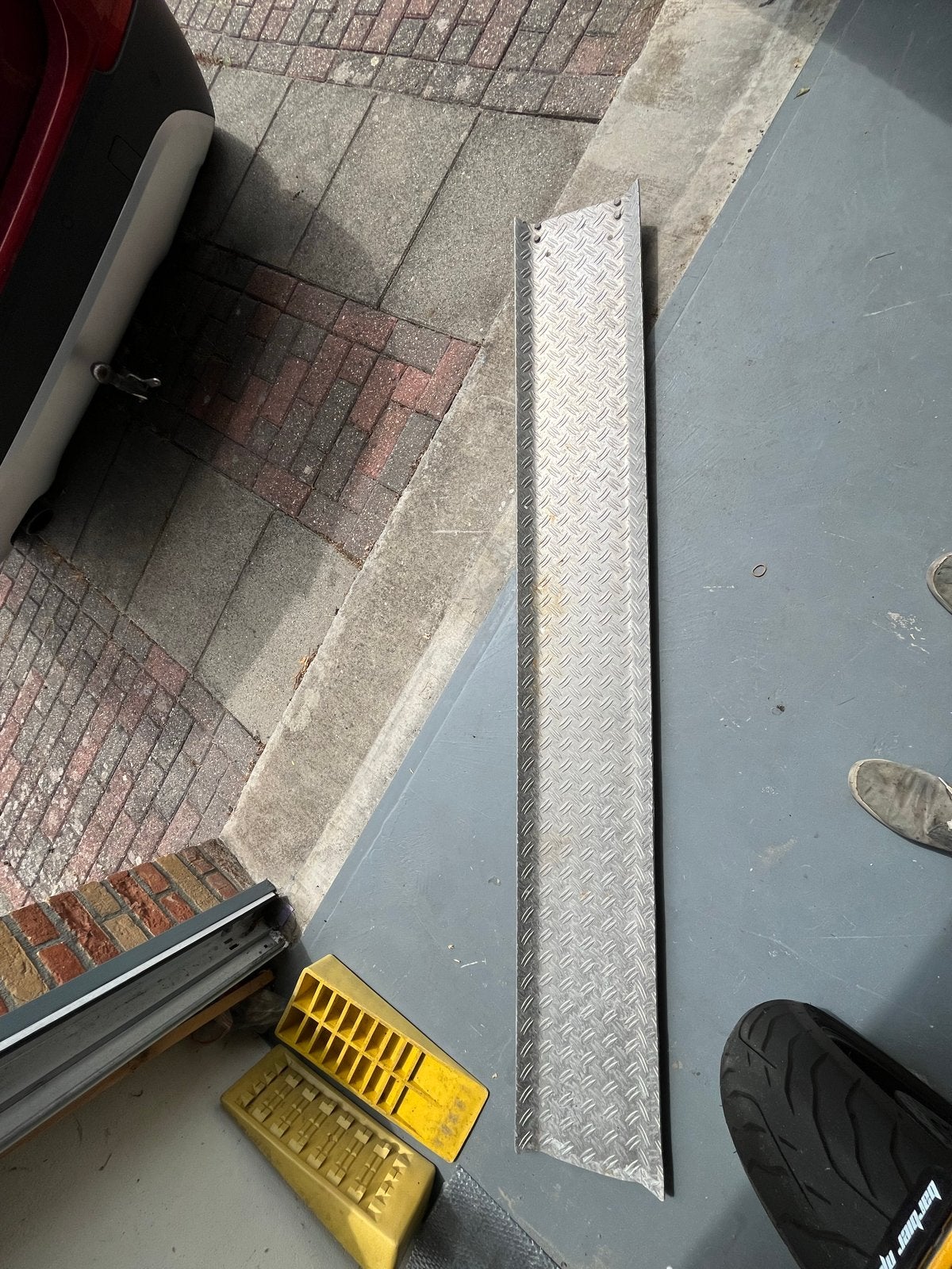 Stalen oprijplaat met anti-slip profiel, Ophalen