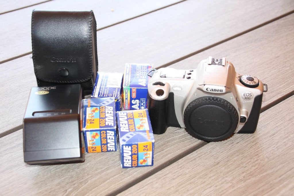 Analoge Canon 300 met ef 50 mm lens en flitser en filmrollen, Ophalen, Gebruikt, Spiegelreflex, Canon