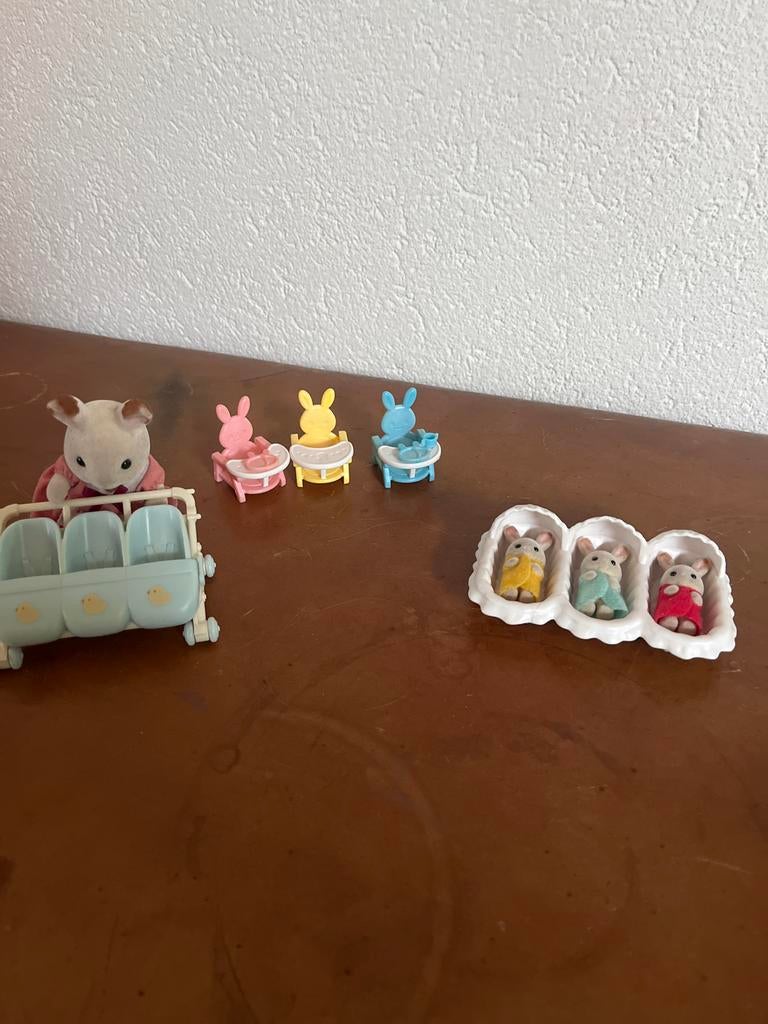 Sylvanian Families Konijnenfamilie met accessoires, Ophalen of Verzenden, Zo goed als nieuw