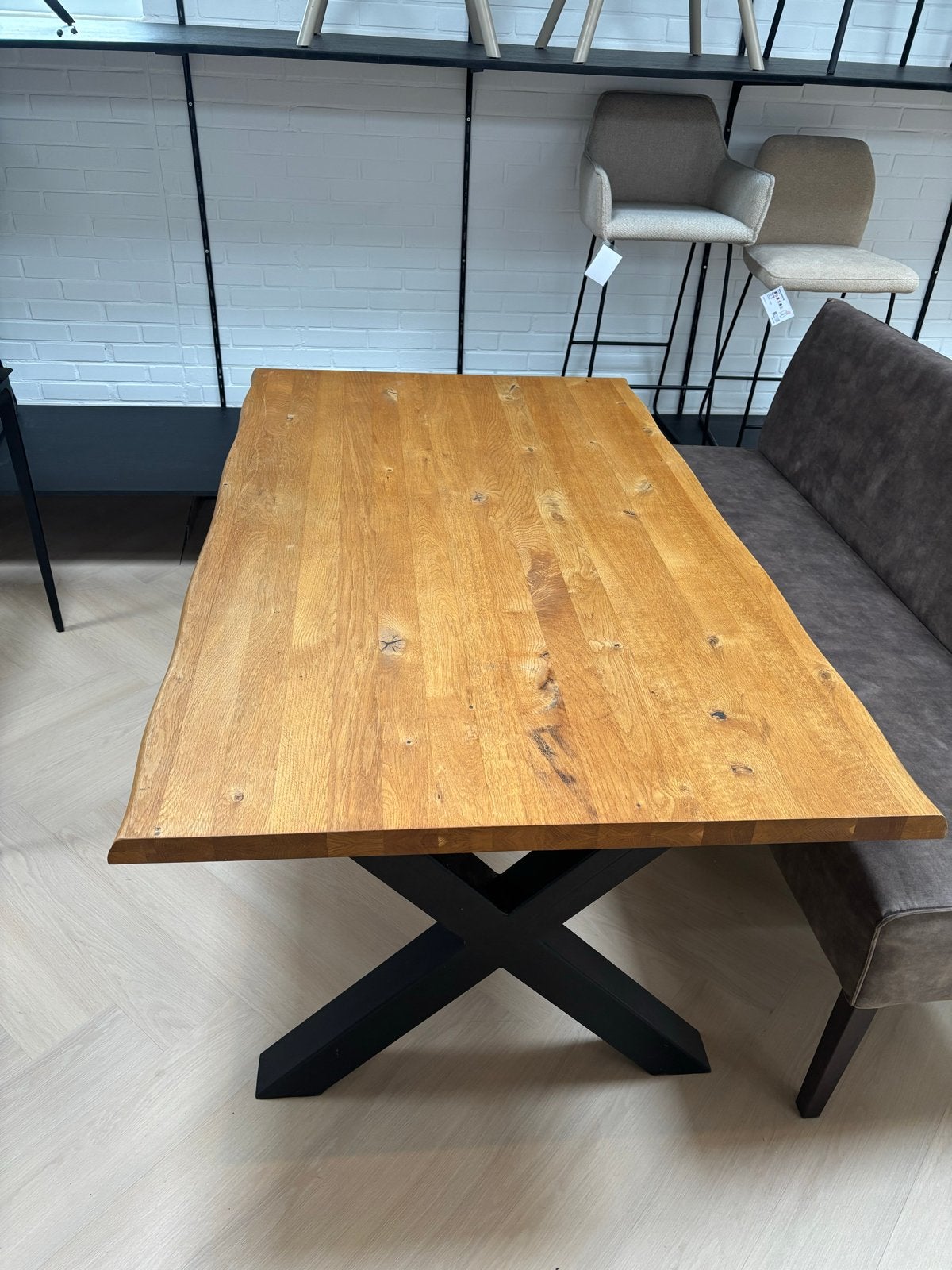 Robuuste massief eiken tafel met zwart metalen kruispoot, Eikenhout, Nieuw, 150 tot 200 cm, Vier personen