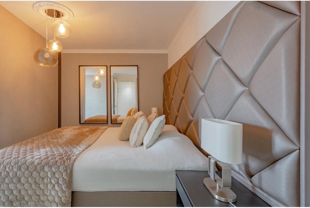 Mooie boxspring met taupe grote achterwand - eric kuster, Ophalen, Overige materialen, Gebruikt, Bruin