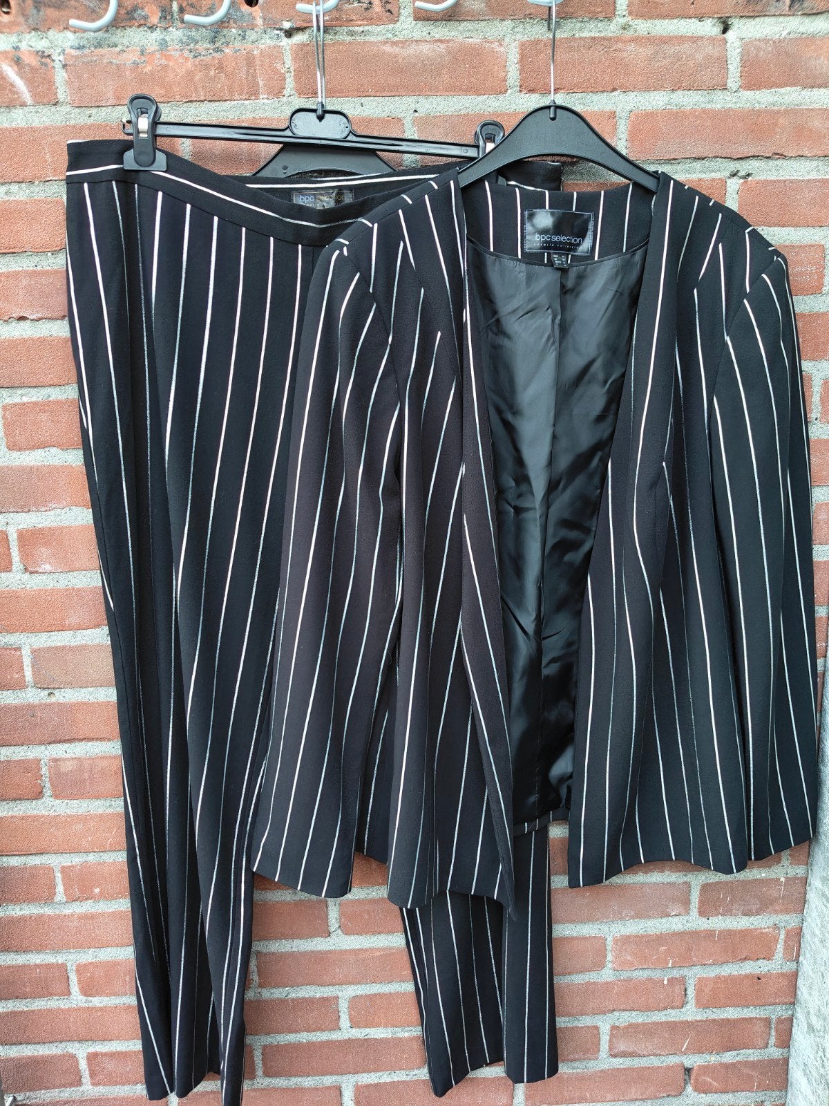 Prachtig zwart pak met zilveren krijtstreep ( blazer & broek, Kostuum of Pak, Zwart, Maat 42/44 (L), Ophalen of Verzenden
