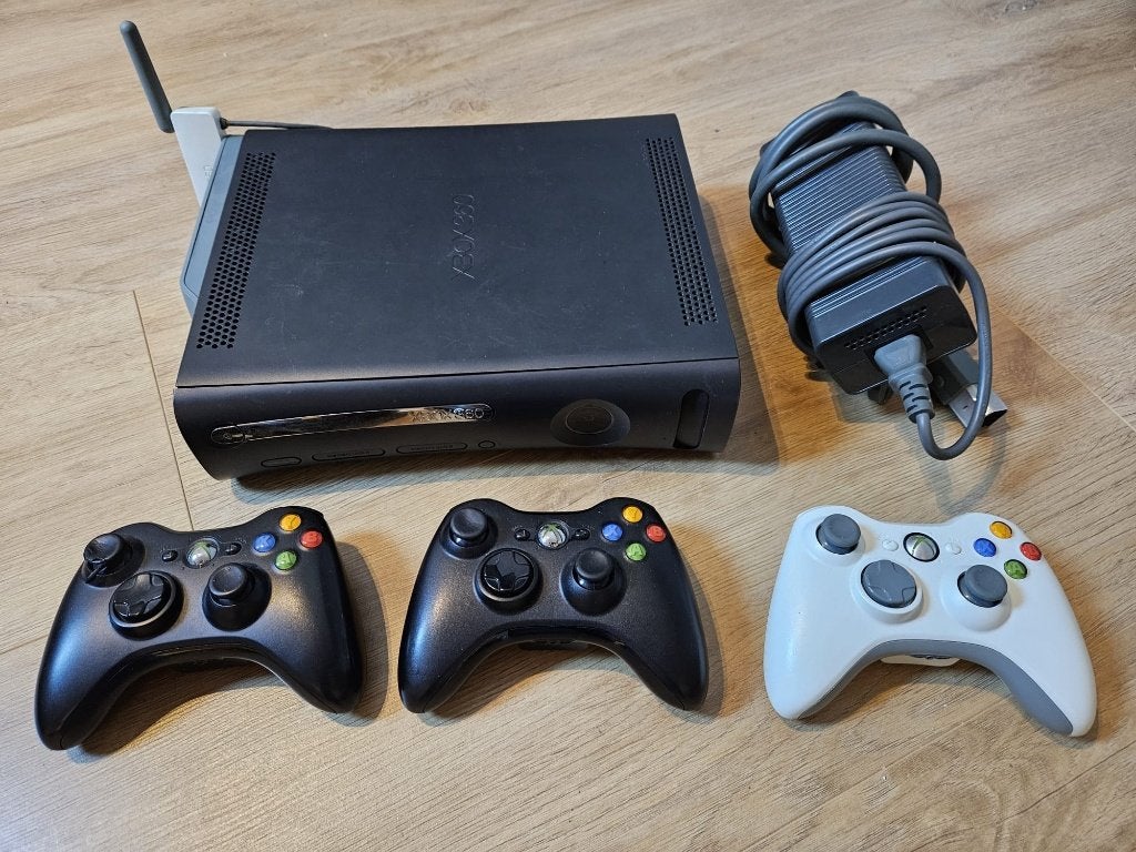 Xbox 360 met 3 controllers en diverse spellen, Ophalen, 360 Pro of Premium, 60 GB, Met 3 controllers of meer