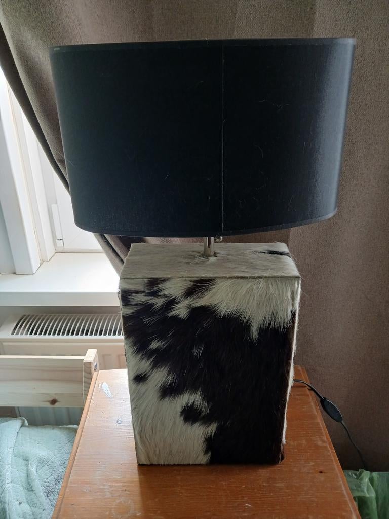 Unieke tafellamp met koeienhuid design, 50 tot 75 cm, Ophalen of Verzenden, Zo goed als nieuw, Overige materialen