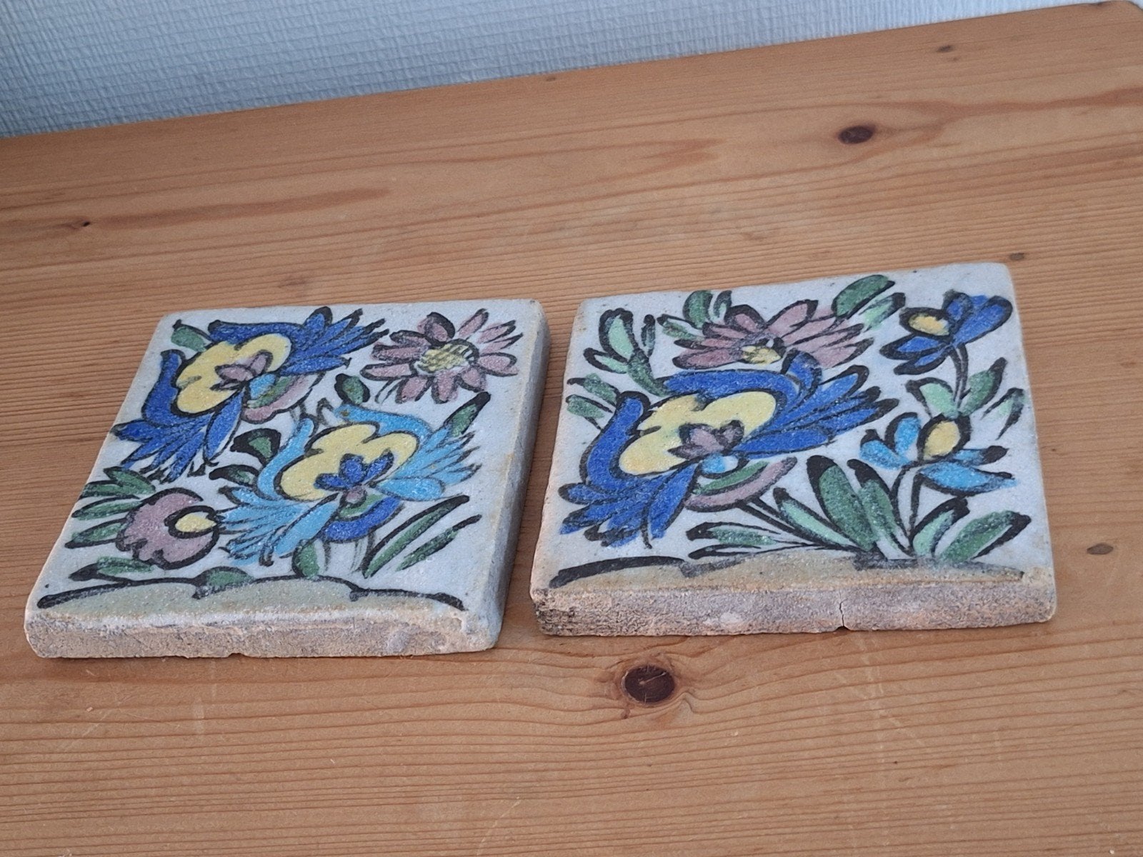 Set van 2 handgeschilderde keramische tegels met bloemen, Antiek en Kunst, Ophalen of Verzenden