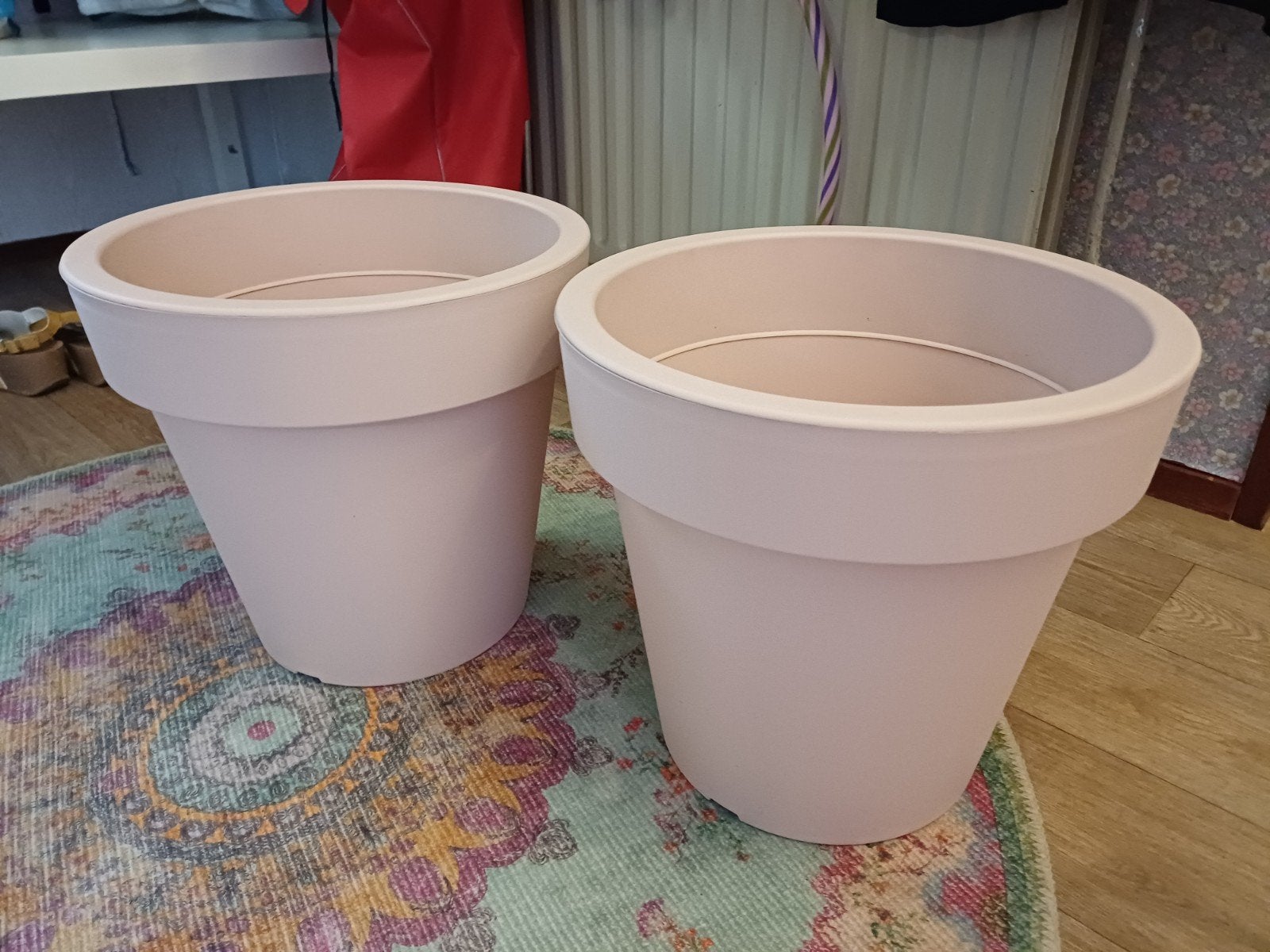 Set van 2 roze bloempotten van kunststof, Kunststof, Rond, Zo goed als nieuw, Binnen