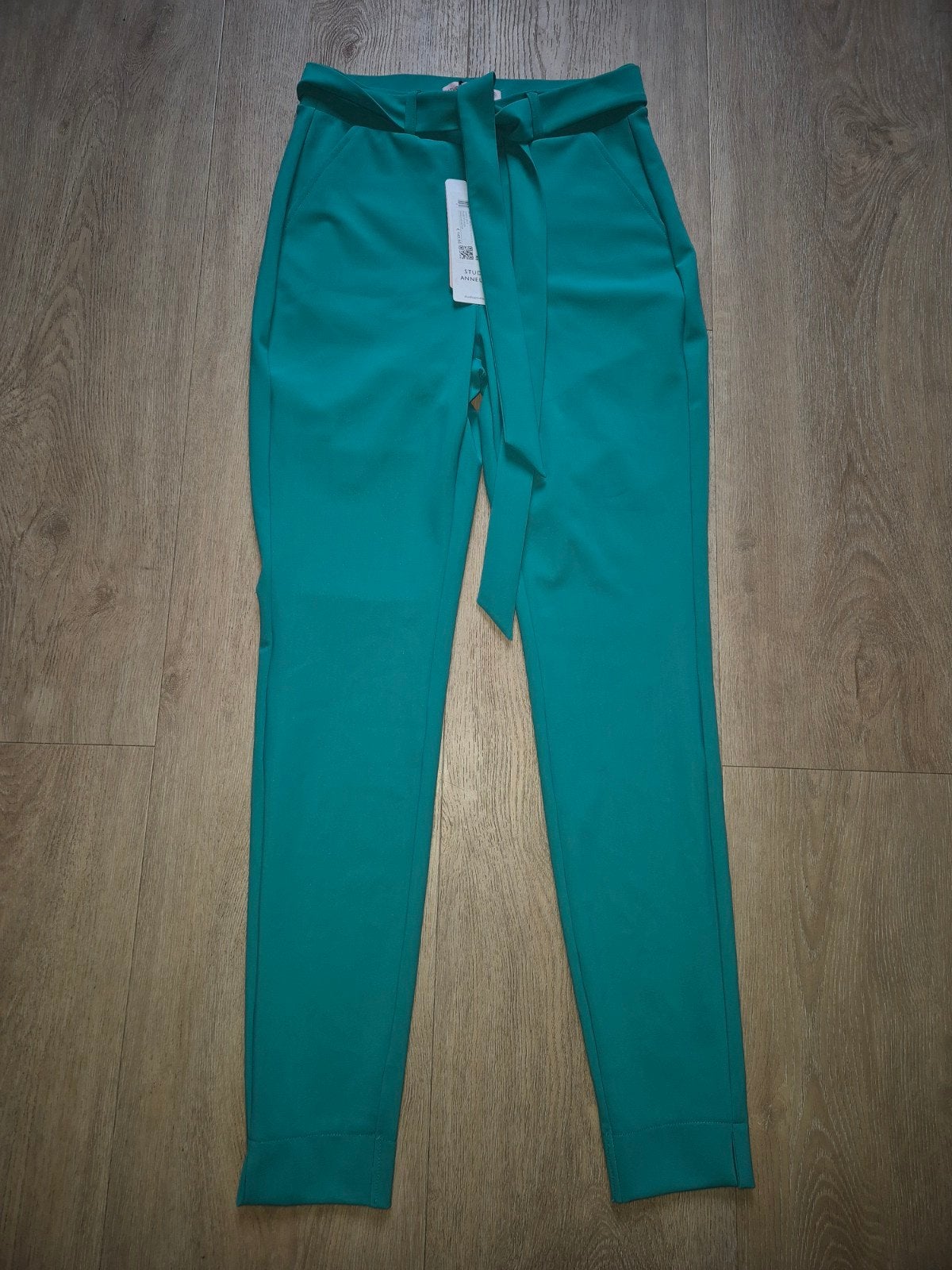 Studio Anneloes Ash bonded trousers smaragd XS, Kleding | Dames, Broeken en Pantalons, Studio Anneloes, Nieuw, Ophalen of Verzenden