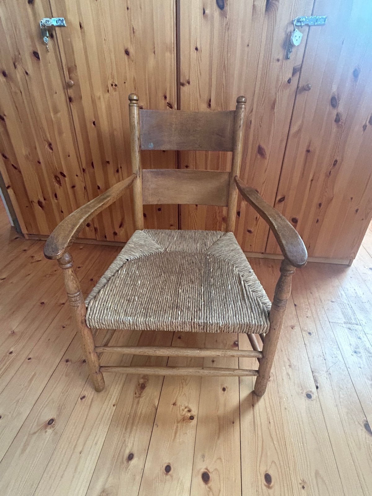 Antieke houten knopstoel / armstoel met biezen zitting, Ophalen