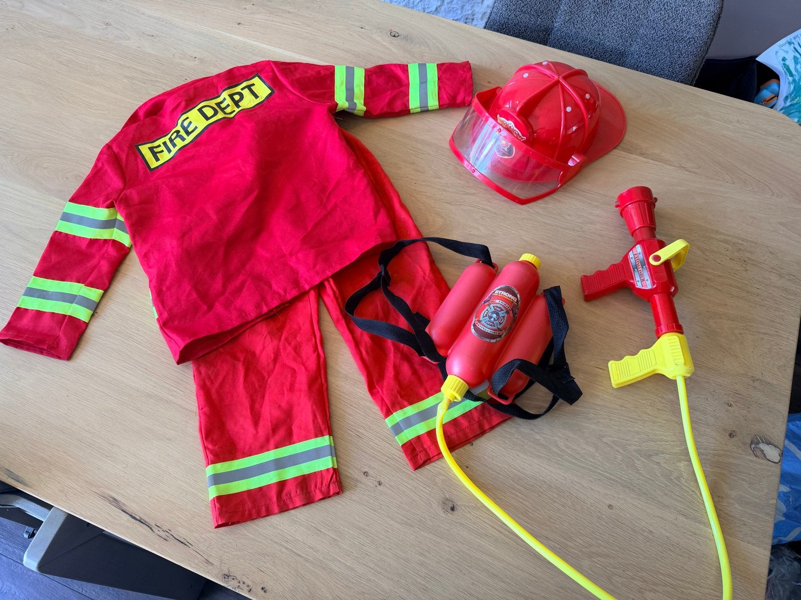 Brandweerman pak met waterspuit en helm, Ophalen of Verzenden, Zo goed als nieuw
