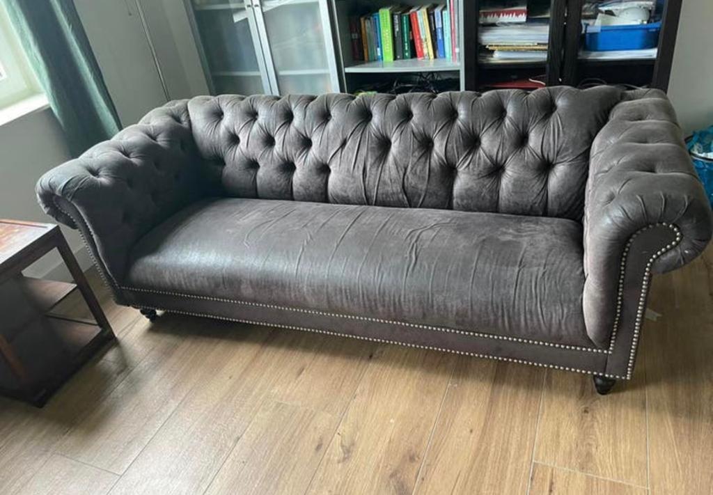 Suede 3 zits bank chestfield style, Ophalen, 150 tot 200 cm, Tweepersoons, 75 tot 100 cm